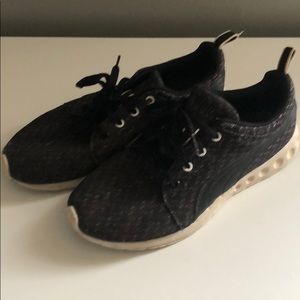 Women’s Puma sneakers